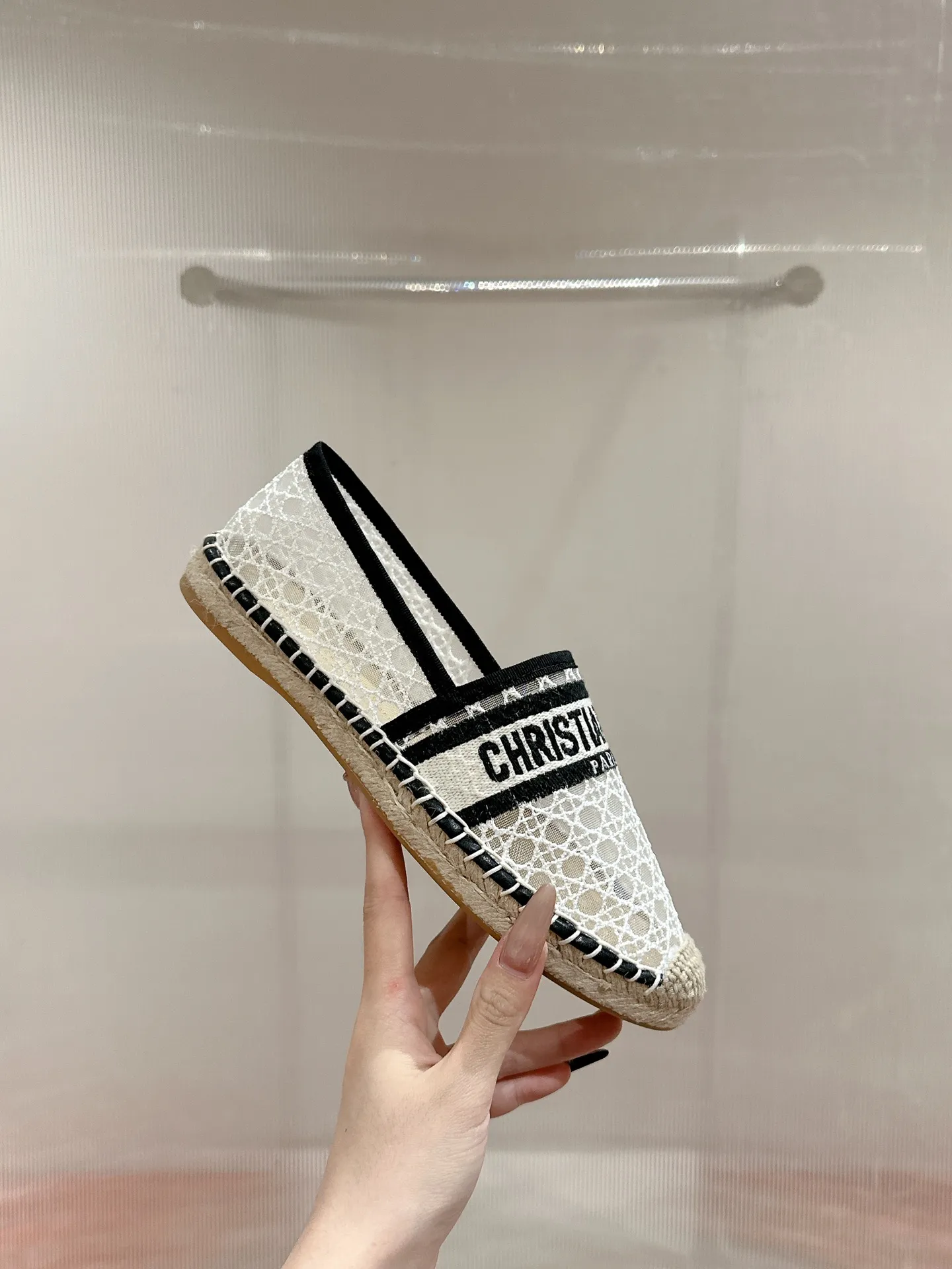 👟👟Ex-factory price 440👟👟 Dior DIOR's new popular early spring fisherman shoes 🆕 Simple, elegant and fashionable, timeless and timeless, it is a classic that will never fade away in the fashion circle, retro fisherman shoes. Original hand-woven surface, electric embroidery technology! Specific cloth surface and rubber outsole. Code number: 35-39 (40.41 customized, non-refundable)